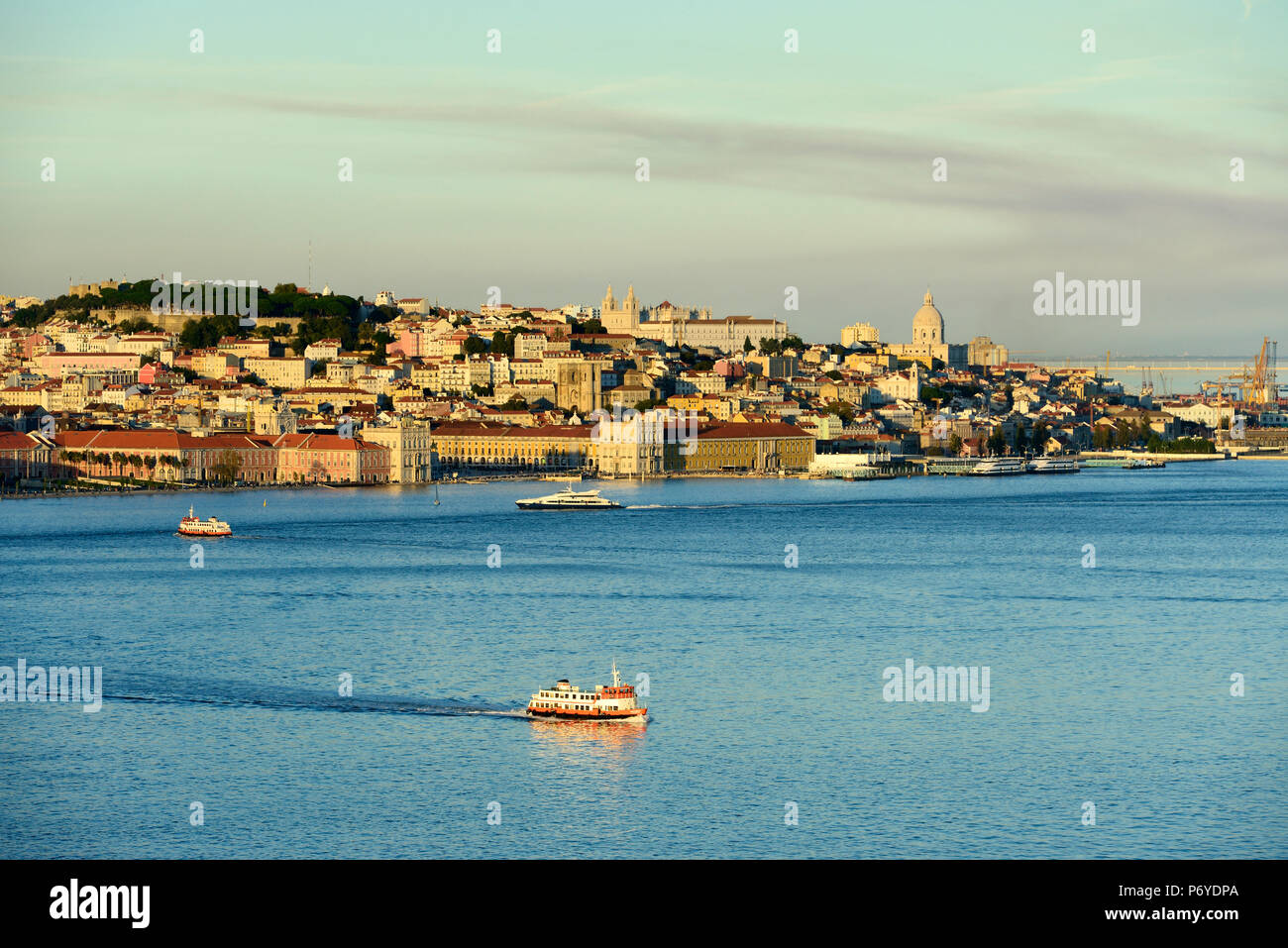 Den Fluss Tagus (Tejo) und dem historischen Zentrum von Lissabon am Abend. Portugal Stockfoto