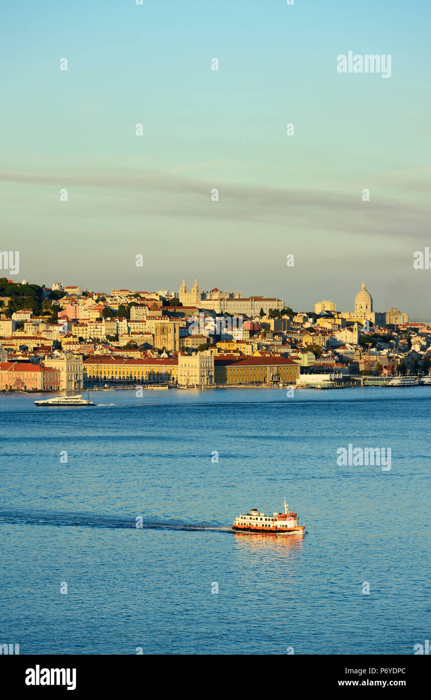 Den Fluss Tagus (Tejo) und dem historischen Zentrum von Lissabon am Abend. Portugal Stockfoto