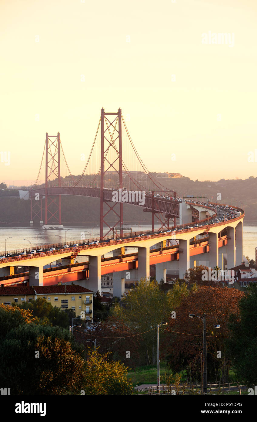 25 de April Brücke (ähnlich der Golden Gate Bridge) über den Tagus Fluss, am Abend. Lissabon, Portugal Stockfoto