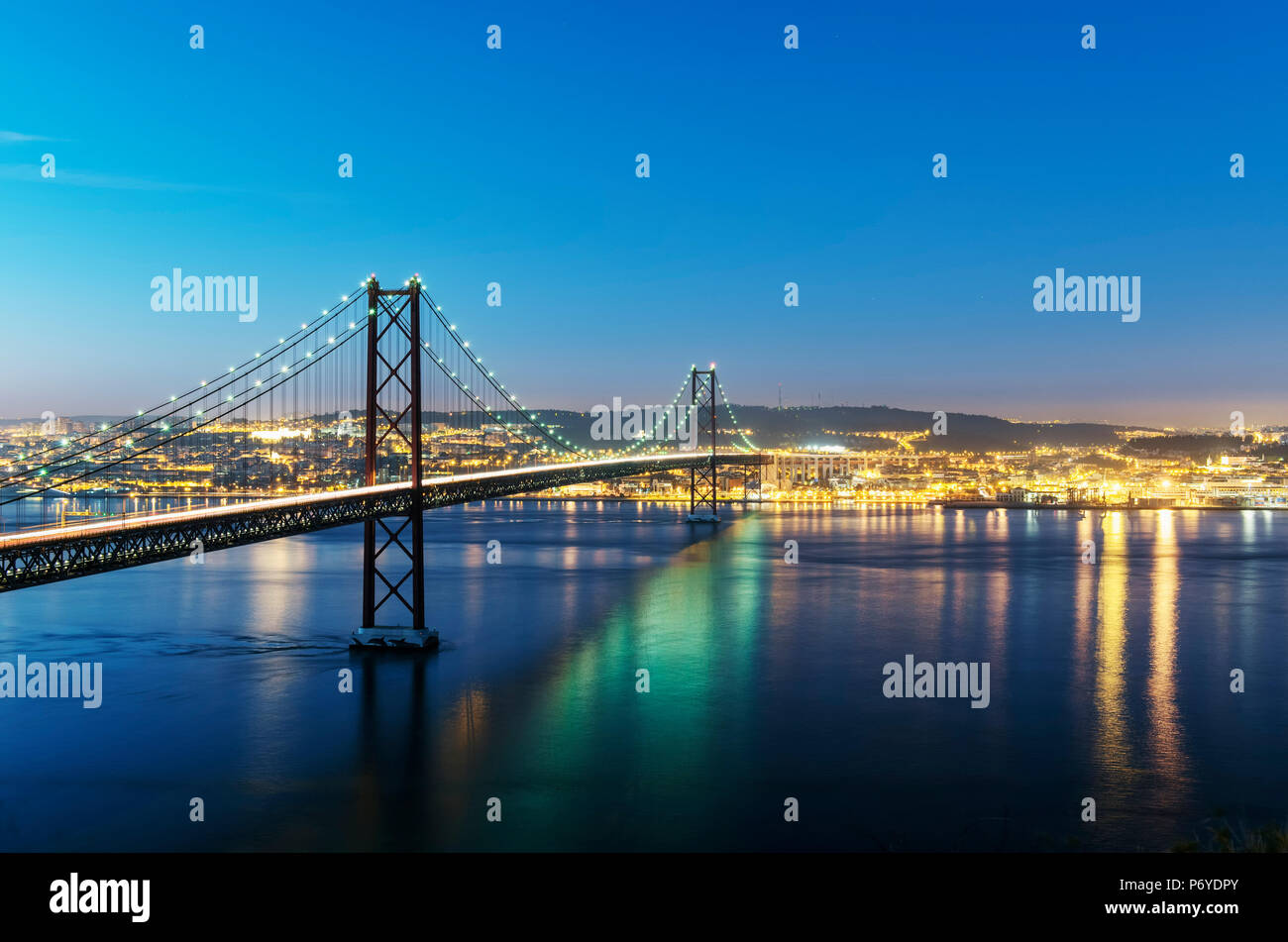 25 April Brücke über den Fluss Tagus (Tejo) und Lissabon in der Dämmerung. Portugal Stockfoto