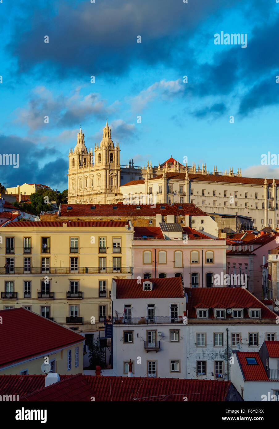 Portugal, Lissabon, Miradouro Das Portas Do Sol, Blick auf das Kloster São Vicente de Fora. Stockfoto