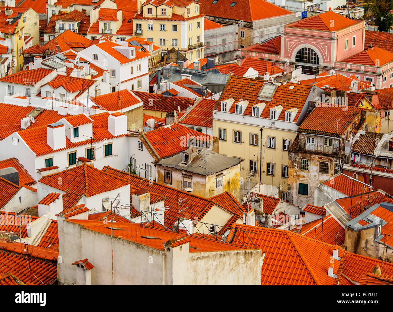 Portugal, Lissabon, Miradouro Das Portas Do Sol, Blick über die Dächer von Alfama. Stockfoto