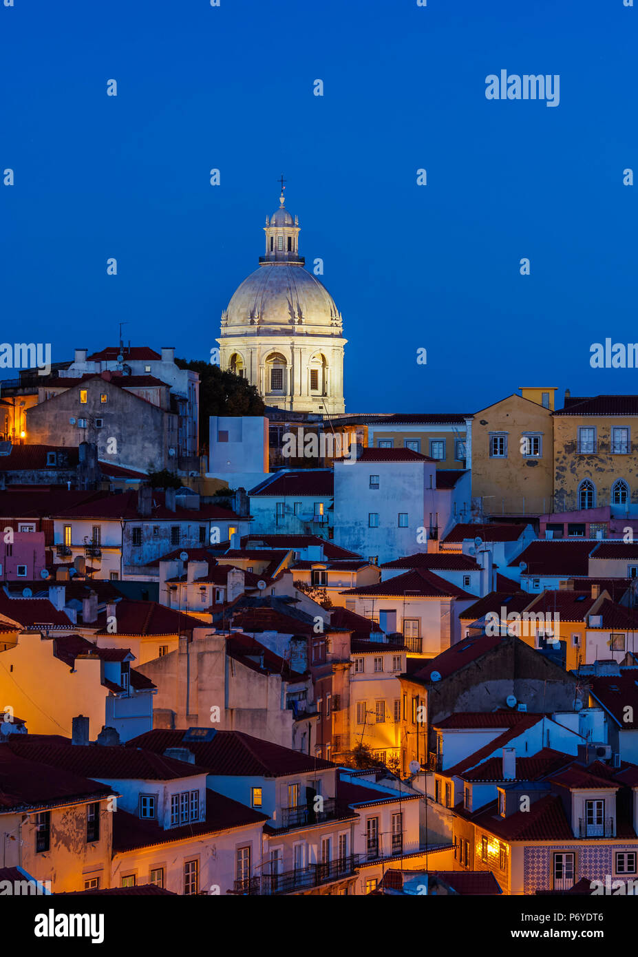Portugal, Lissabon, Miradouro das Portas do Sol, Dämmerung Blick über die Alfama Viertel in Richtung der nationalen Pantheon. Stockfoto