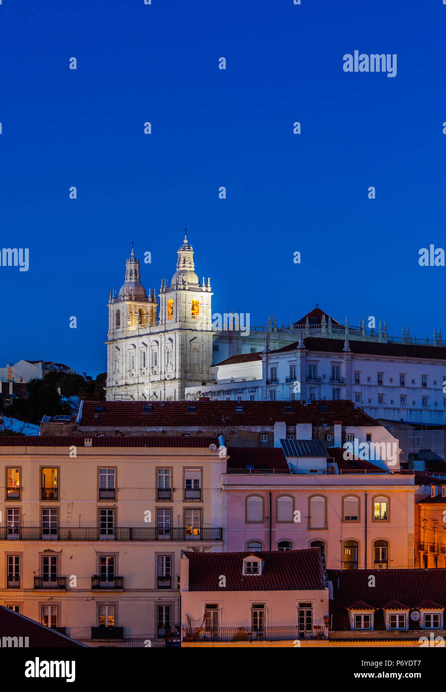 Portugal, Lissabon, Miradouro das Portas do Sol, Dämmerung Blick auf das Kloster von Sao Vicente de Fora. Stockfoto