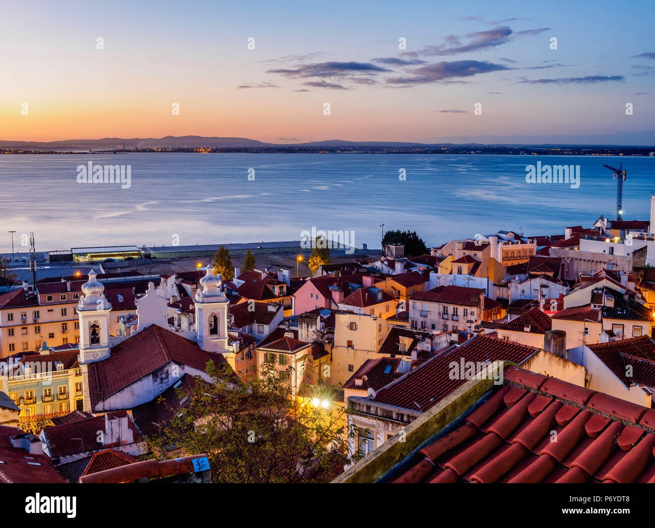 Portugal, Lissabon, Miradouro Das Portas do Sol, Twilight Blick über Alfama Nachbarschaft nach den Fluss Tejo. Stockfoto