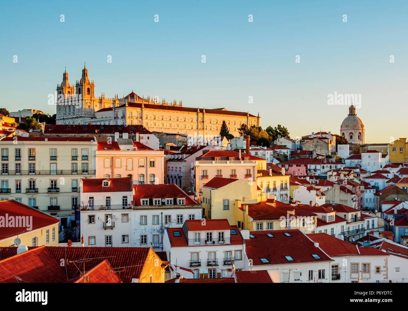 Portugal, Lissabon, Miradouro das Portas do Sol, Blick über die Alfama Viertel in Richtung Sao Vicente de Fora Kloster und nationalen Pantheon bei Sonnenaufgang. Stockfoto