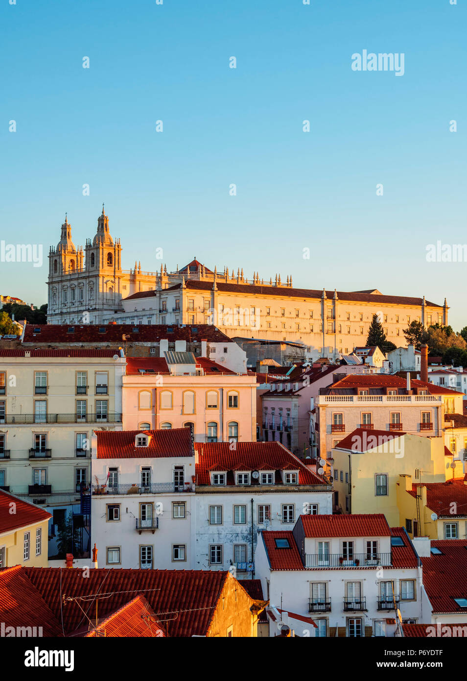 Portugal, Lissabon, Miradouro das Portas do Sol, Blick über die Alfama Viertel gegenüber dem Kloster von Sao Vicente de Fora bei Sonnenaufgang. Stockfoto