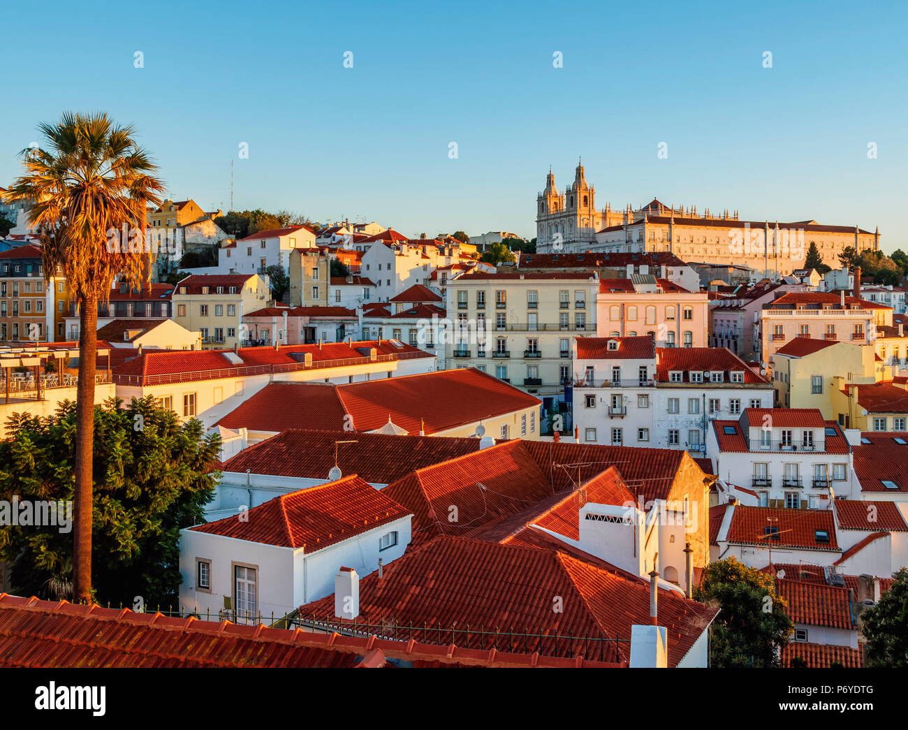 Portugal, Lissabon, Miradouro das Portas do Sol, Blick über die Alfama Viertel gegenüber dem Kloster von Sao Vicente de Fora bei Sonnenaufgang. Stockfoto