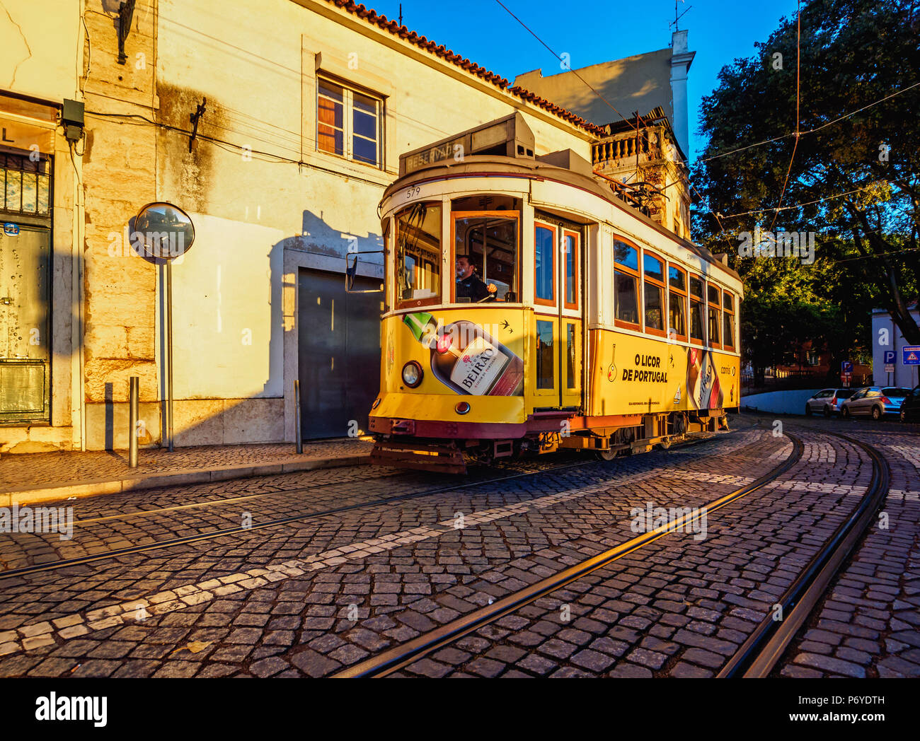 Portugal, Lissabon, typische Straßenbahn in Alfama. Stockfoto