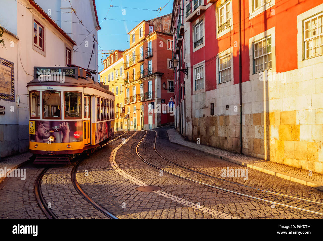 Portugal, Lissabon, Straßenbahn Nr. 28 in der Alfama. Stockfoto