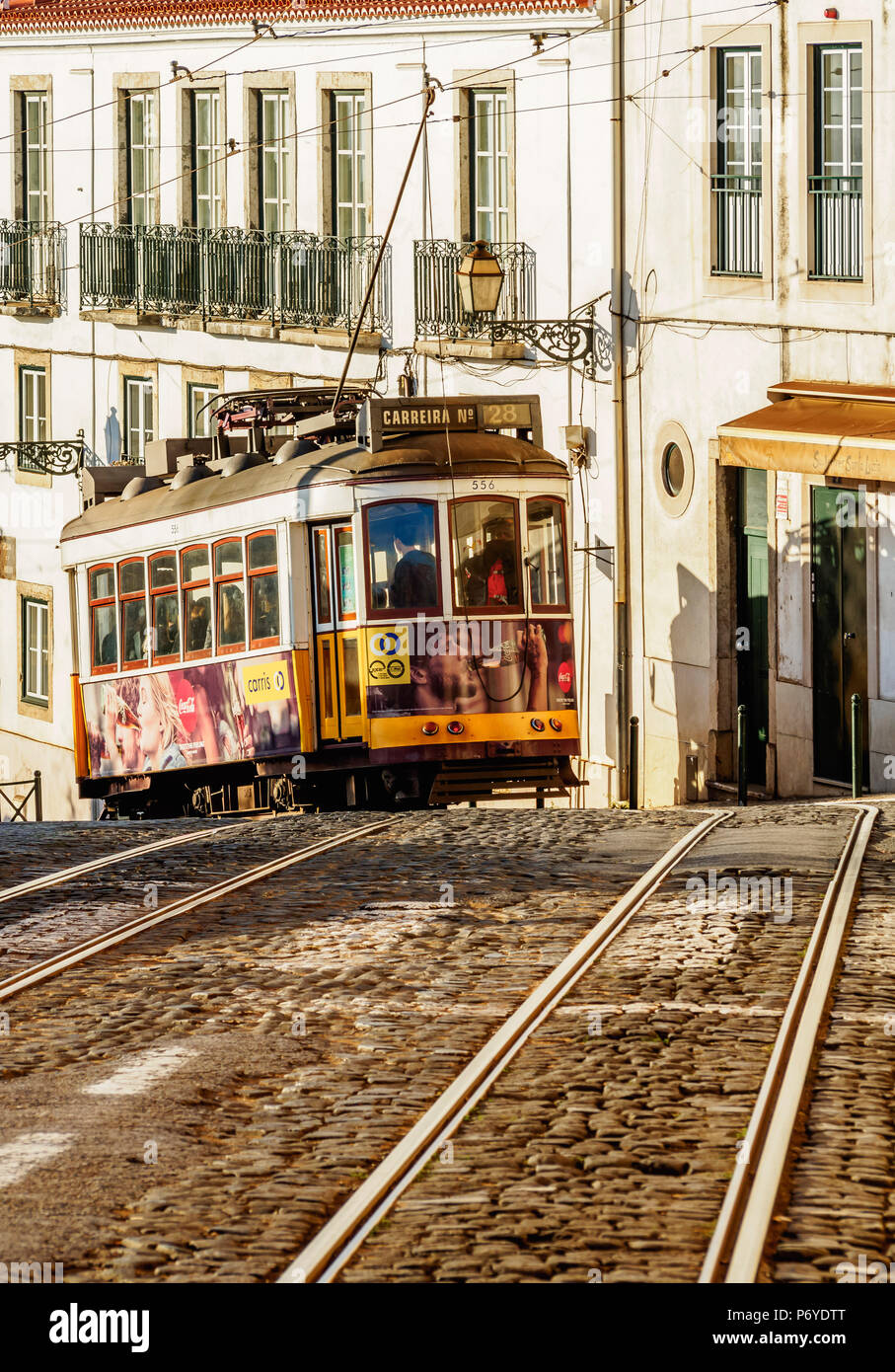 Portugal, Lissabon, Straßenbahn Nr. 28 in der Alfama. Stockfoto