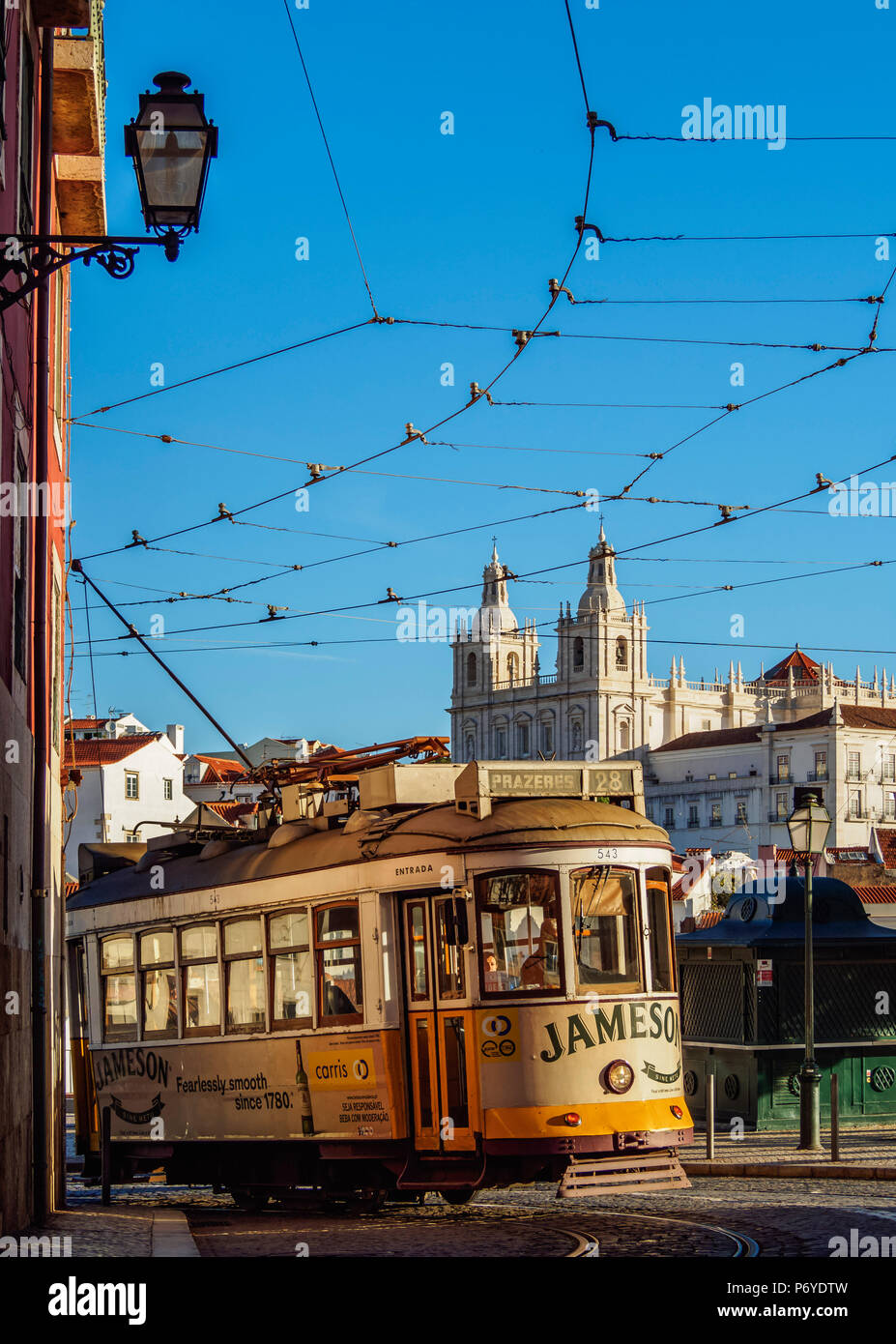 Portugal, Lissabon, Straßenbahn Nr. 28 in der Alfama. Stockfoto