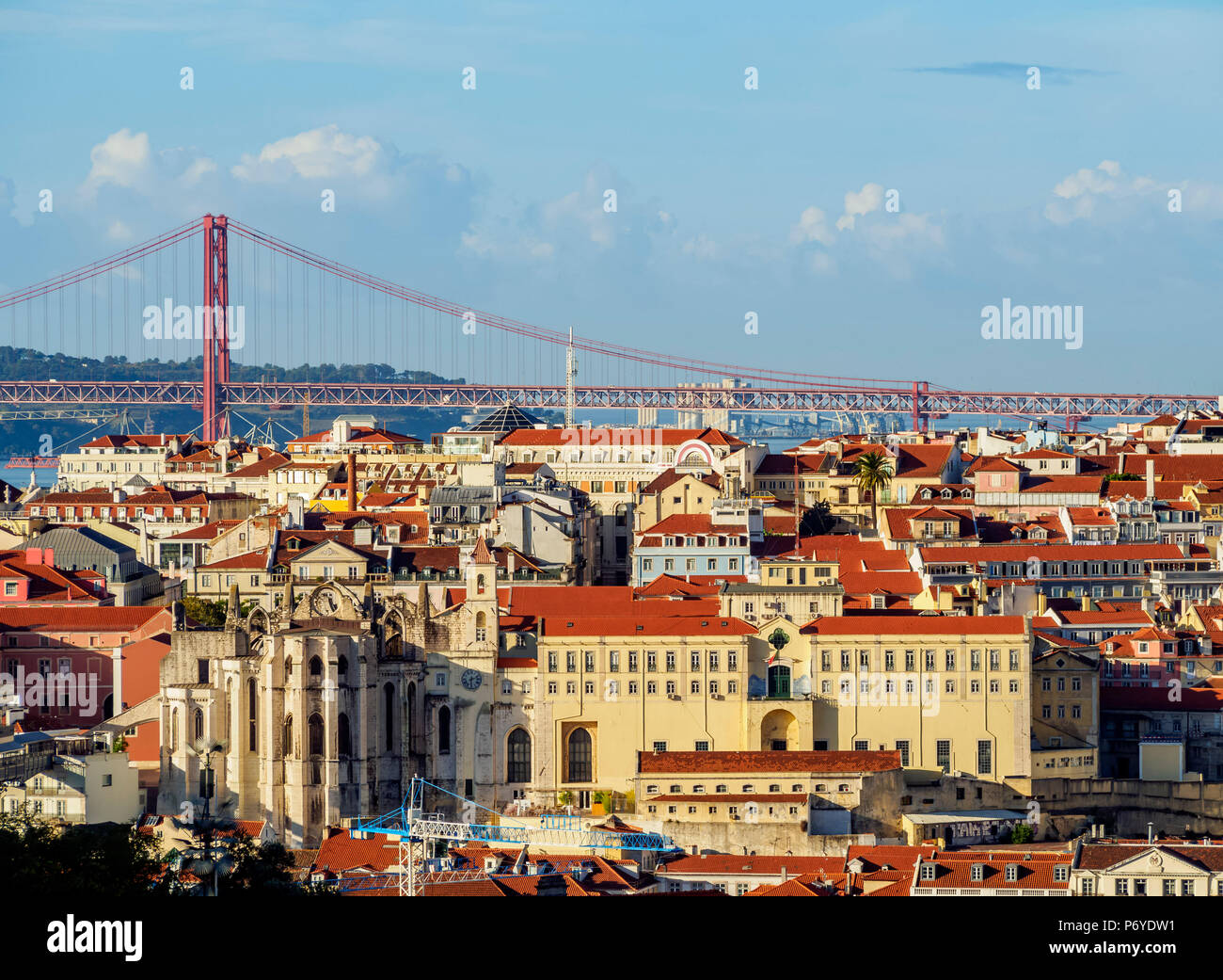 Portugal, Lissabon, Miradouro da Graca, Blick Richtung des Carmo-Klosters und der Brücke 25 de Abril. Stockfoto