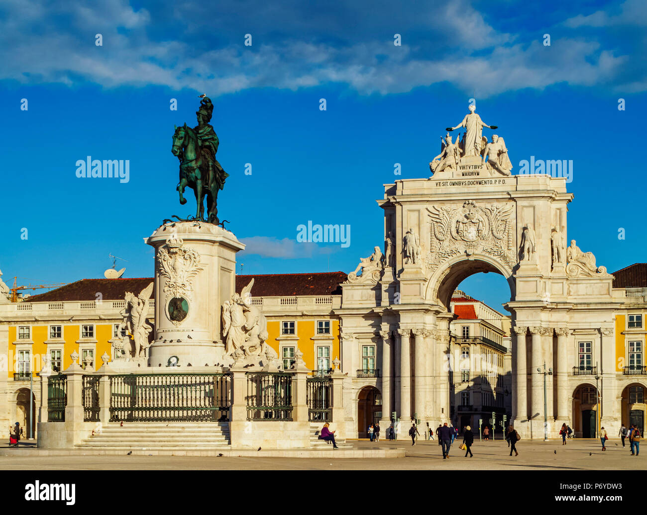 Portugal, Lissabon, Commerce Square, mit Blick auf die Statue von König Jose ich von Machado de Castro und die Rua Augusta Arch. Stockfoto