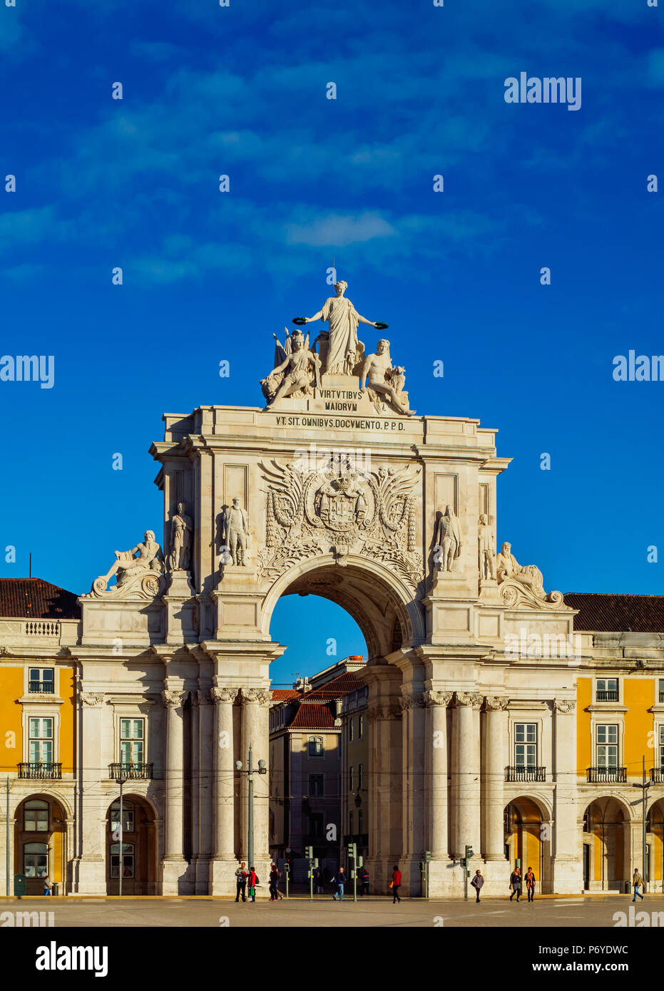Portugal, Lissabon, Commerce Square, Blick auf die Rua Augusta Bogen. Stockfoto