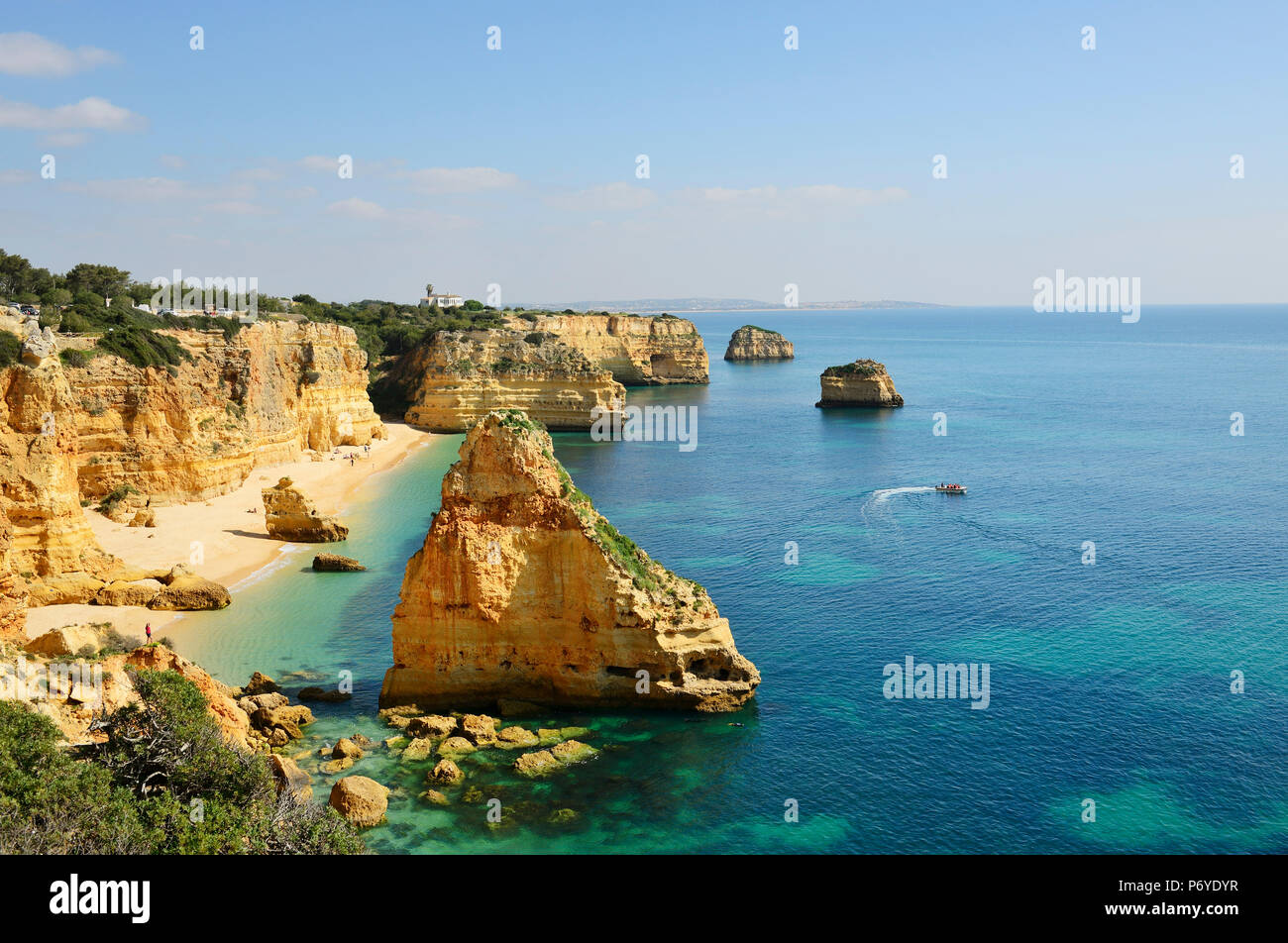 Die Felsformationen in Marinha Strand (Praia da Marinha). Algarve, Portugal Stockfoto