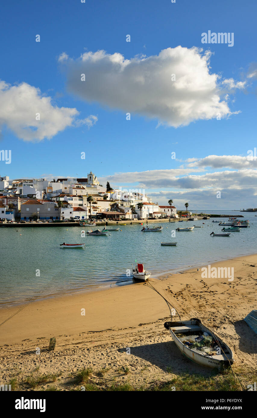 Das traditionelle Fischerdorf Ferragudo. Algarve, Portugal Stockfoto