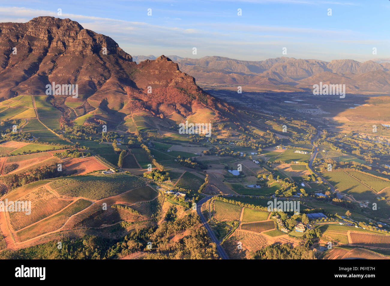Südafrika, Western Cape, Stellenbosch, Luftaufnahme von Simonsberg Bergkette und Stellenbosch Winelands Stockfoto