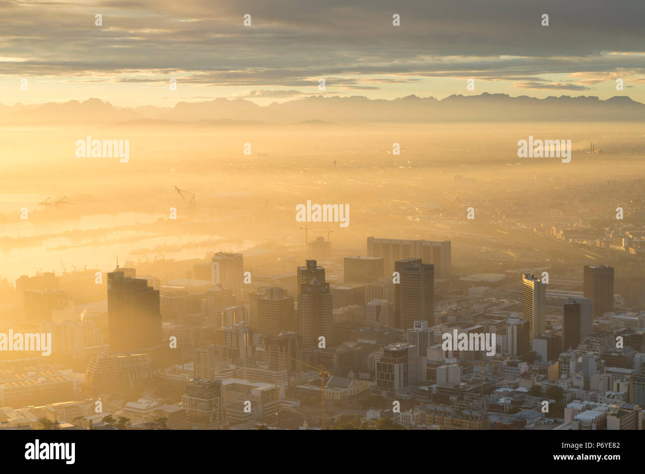 City Bowl in der Morgendämmerung, Cape Town, Western Cape, Südafrika Stockfoto