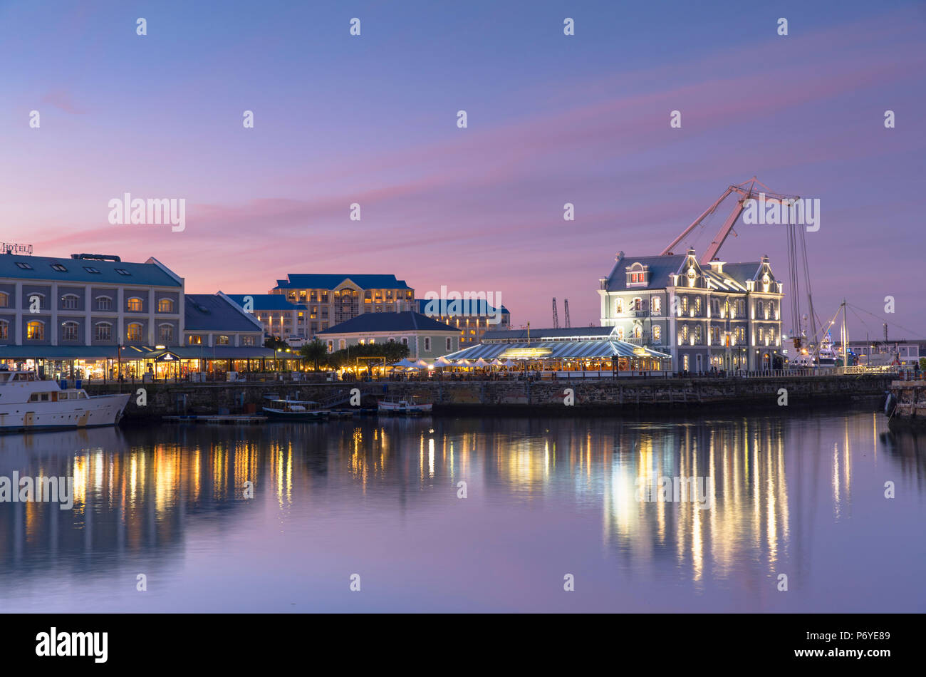 V+A Waterfront bei Sonnenuntergang, Cape Town, Western Cape, Südafrika Stockfoto