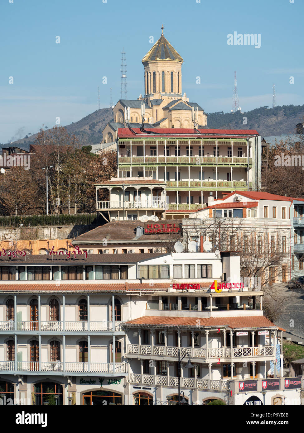 Tiflis, Georgien - November 28, 2016: Blick auf die traditionellen alten Gebäuden in Europa Platz und Heilige Dreifaltigkeit Kathedrale im Hintergrund Stockfoto