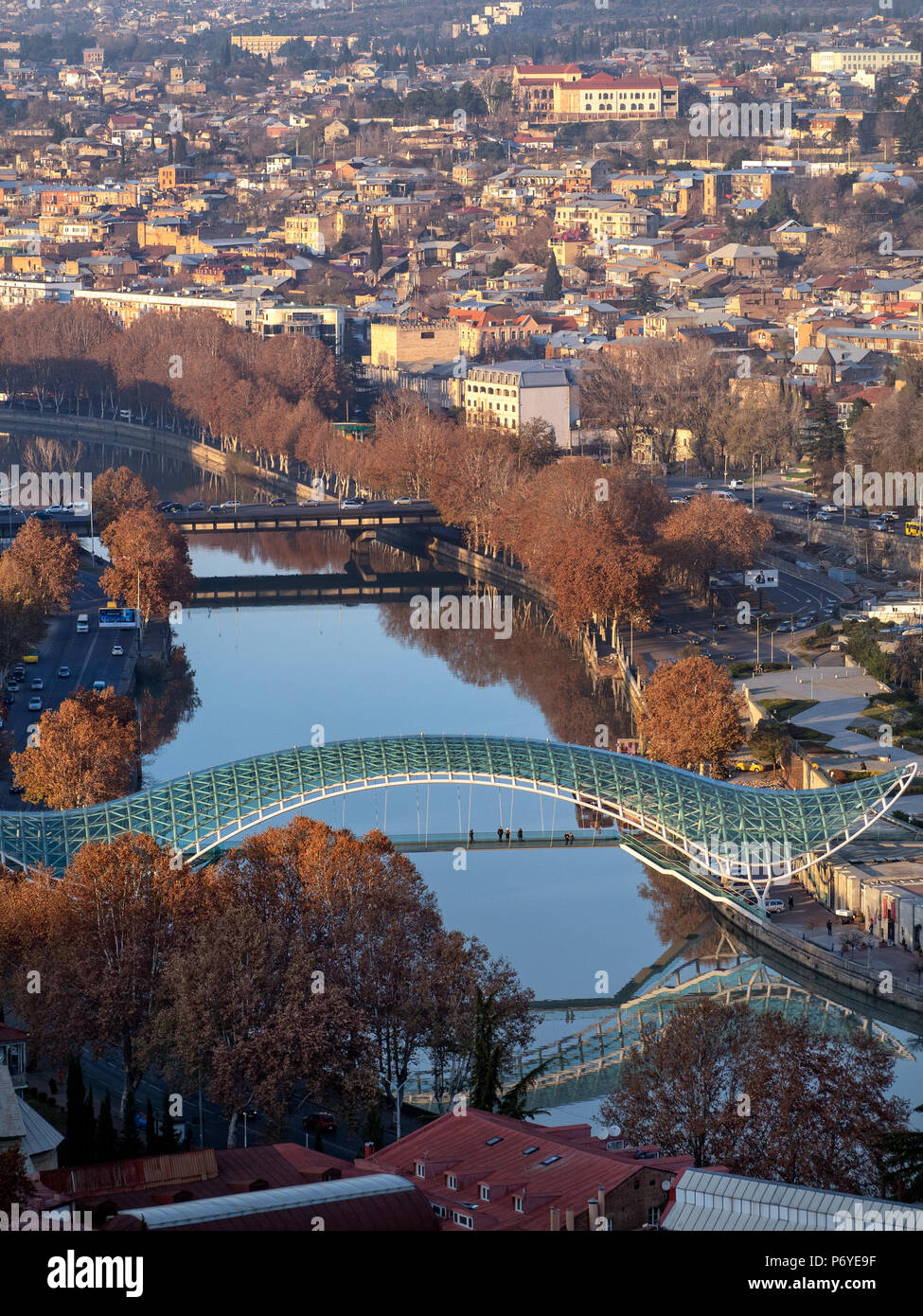 Luftaufnahme von Kura Fluss und Brücke des Friedens, Tiflis, Georgien Stadtbild Stockfoto