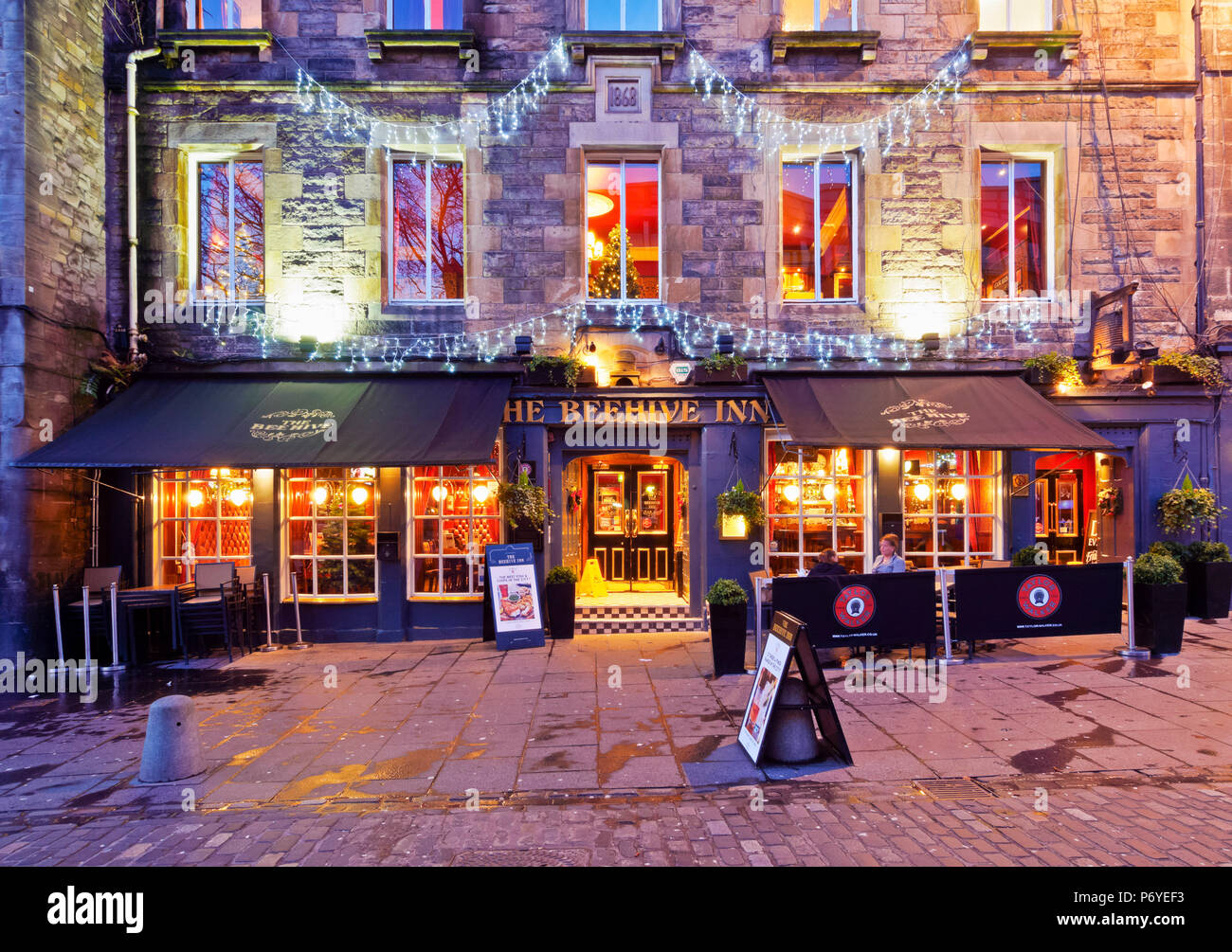 Großbritannien, Schottland, Lothian, Edinburgh, Grassmarket Square, Dämmerung Blick auf den Bienenstock Inn. Stockfoto