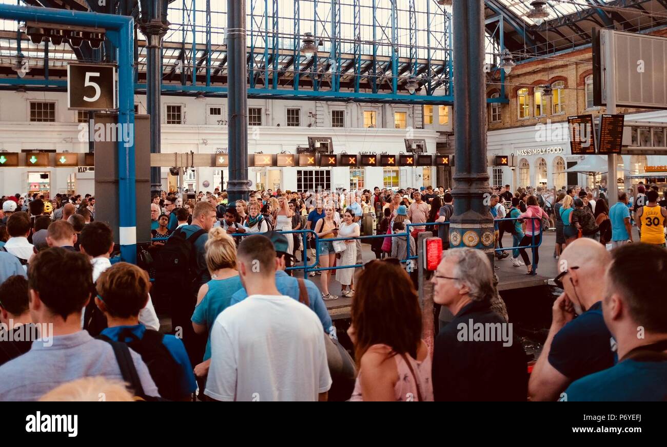 Brighton UK 2. Juli 2018 - Passagiere zurück kommen in Brighton Station nach langen Verzögerungen auf einem Zug Gatwick Express durch Signal Probleme von London Victoria verursacht Stockfoto
