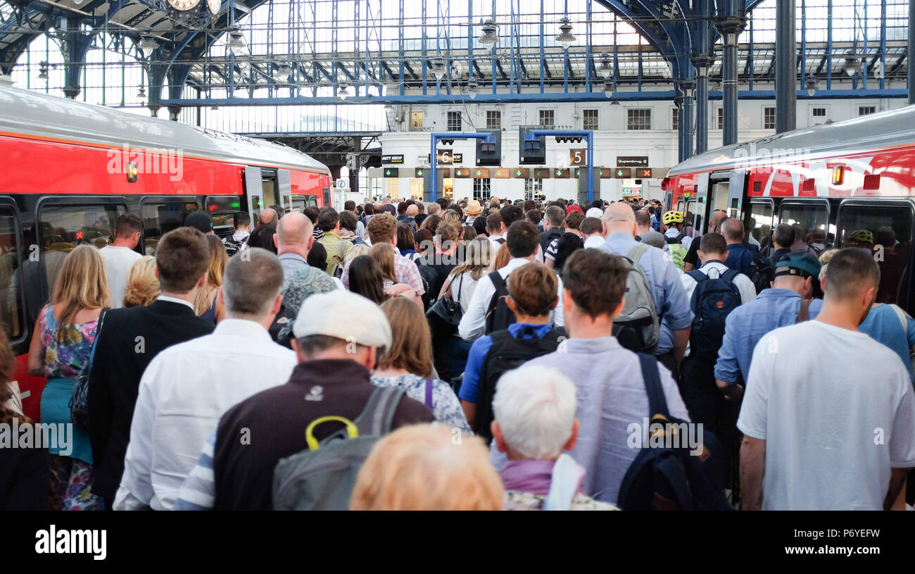 Brighton UK 2. Juli 2018 - Passagiere zurück kommen in Brighton Station nach langen Verzögerungen auf einem Zug Gatwick Express durch Signal Probleme von London Victoria verursacht Stockfoto