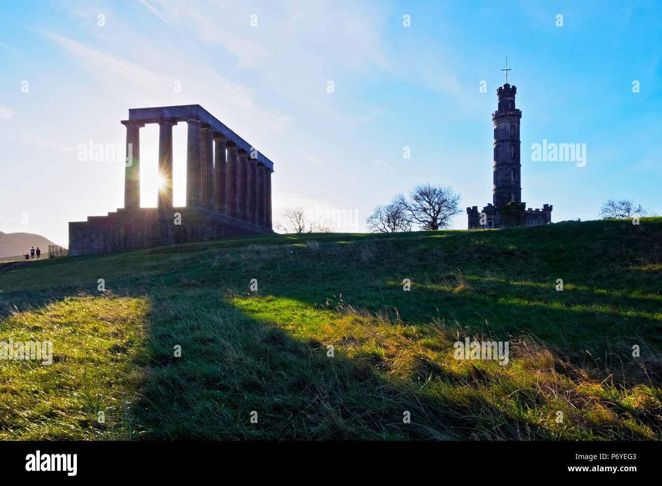 UK, Schottland, Lothian, Edinburgh, Calton Hill, Blick auf das Nelson-Monument und das National Monument von Schottland. Stockfoto