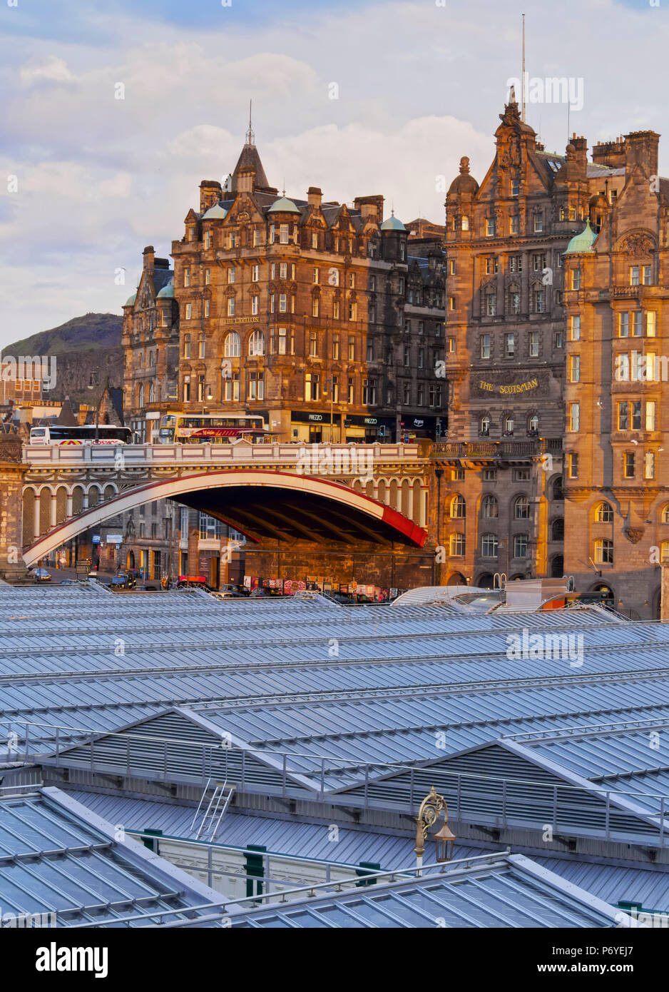 Großbritannien, Schottland, Lothian, Edinburgh, Blick auf The Scotsman Hotel und die North Bridge. Stockfoto