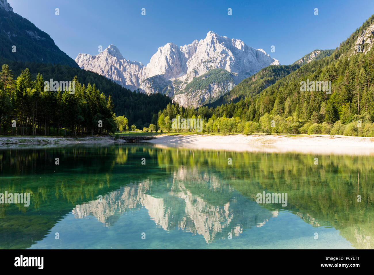 Slowenien, Region Gorenjska, Kranjska Gora. See Jasna und die Berge Prisank und gestochen. Stockfoto