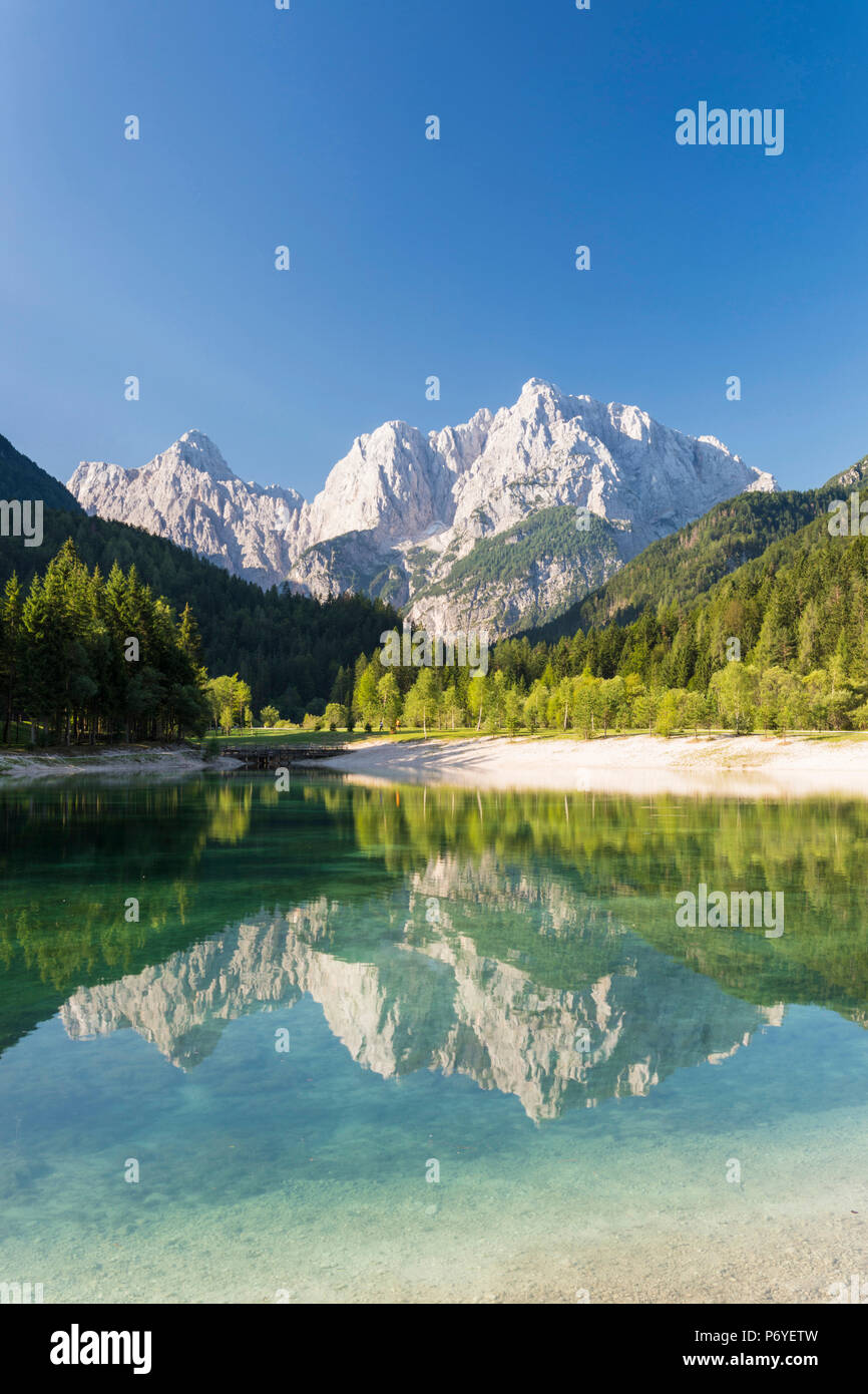 Slowenien, Region Gorenjska, Kranjska Gora. See Jasna und die Berge Prisank und gestochen. Stockfoto