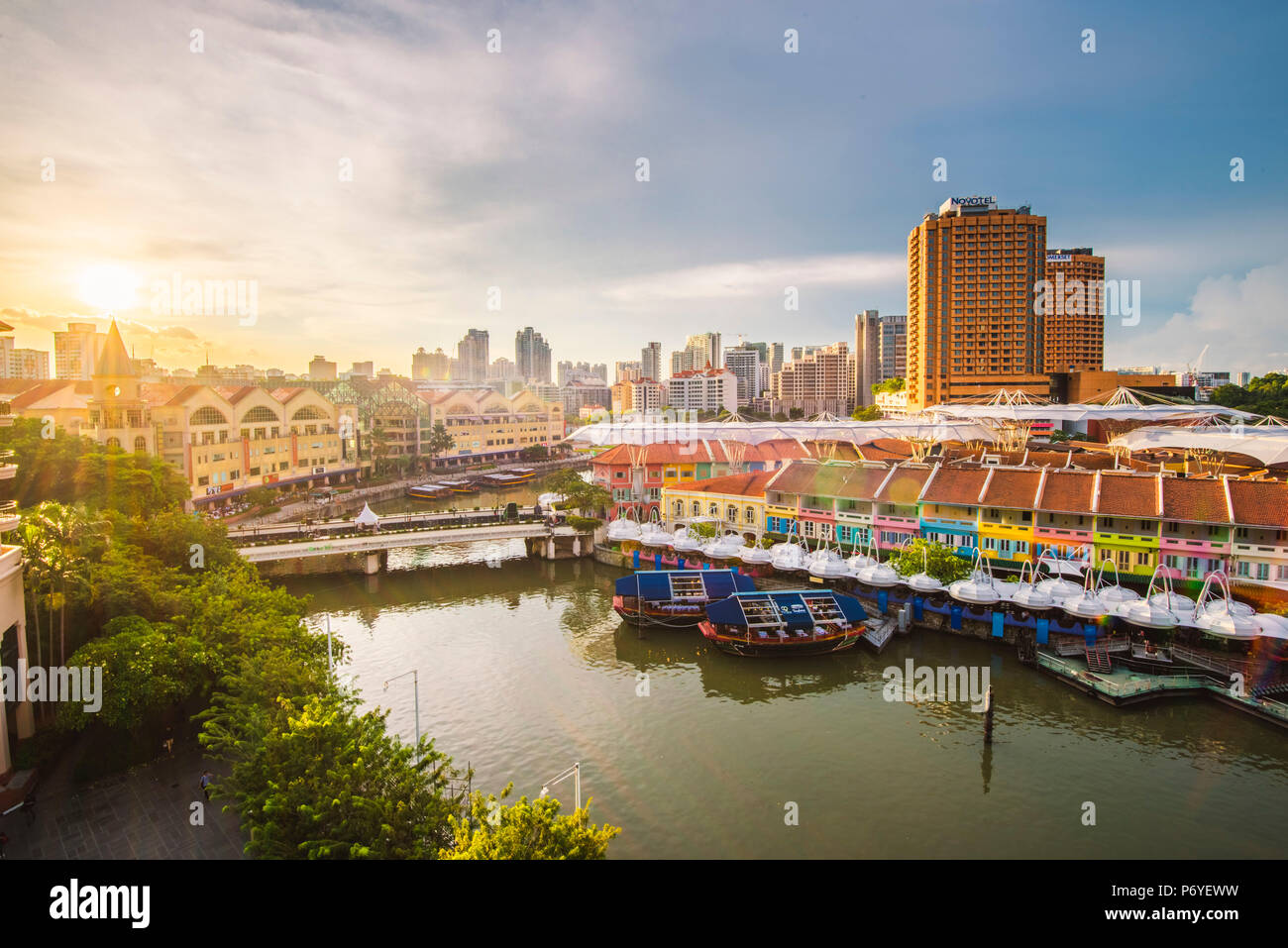 Singapur, Republik Singapur, Südostasien. Hohe Betrachtungswinkel über Clarke Quay bei Sonnenuntergang. Stockfoto