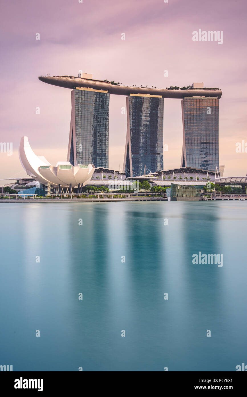 Singapur, Republik Singapur, Südostasien. Marina Bay Sands bei Sonnenuntergang. Stockfoto