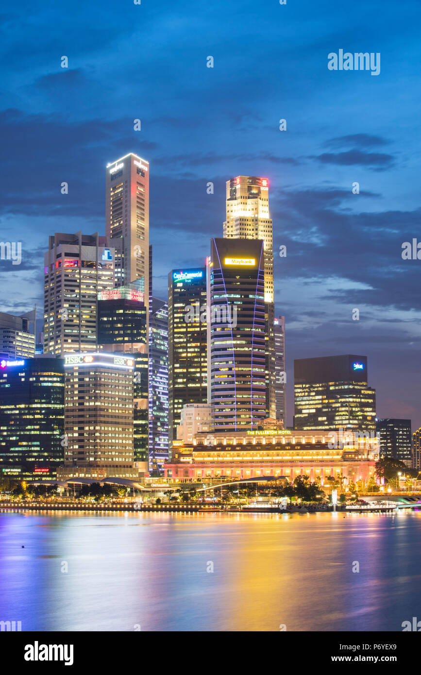 Singapur, Republik Singapur, Südostasien. Wolkenkratzer Marina Bay in der Abenddämmerung. Stockfoto