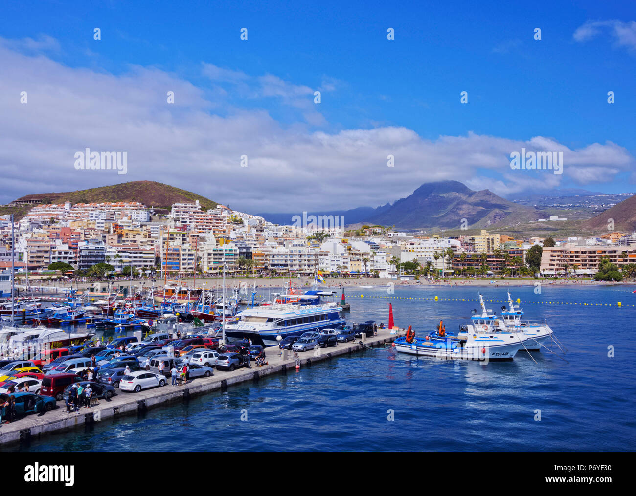 Spanien, Kanarische Inseln, Teneriffa, Los Cristianos, Blick vom Hafen in Richtung der Stadt. Stockfoto