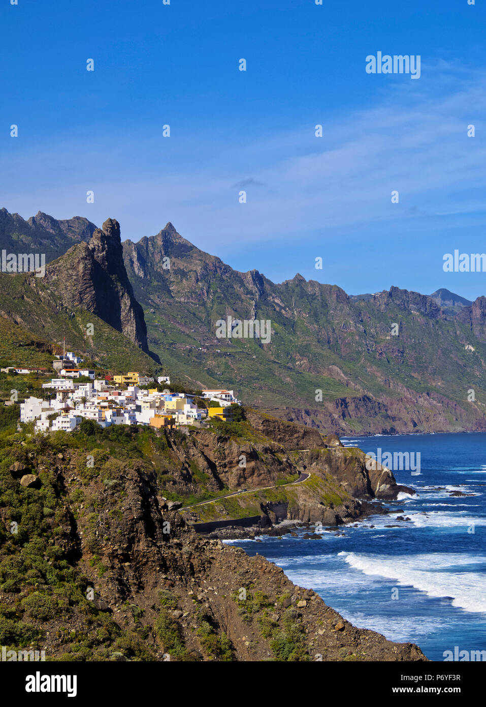 Spanien, Kanarische Inseln, Teneriffa, Ansicht der Almaciga Dorf und das Anagagebirge. Stockfoto
