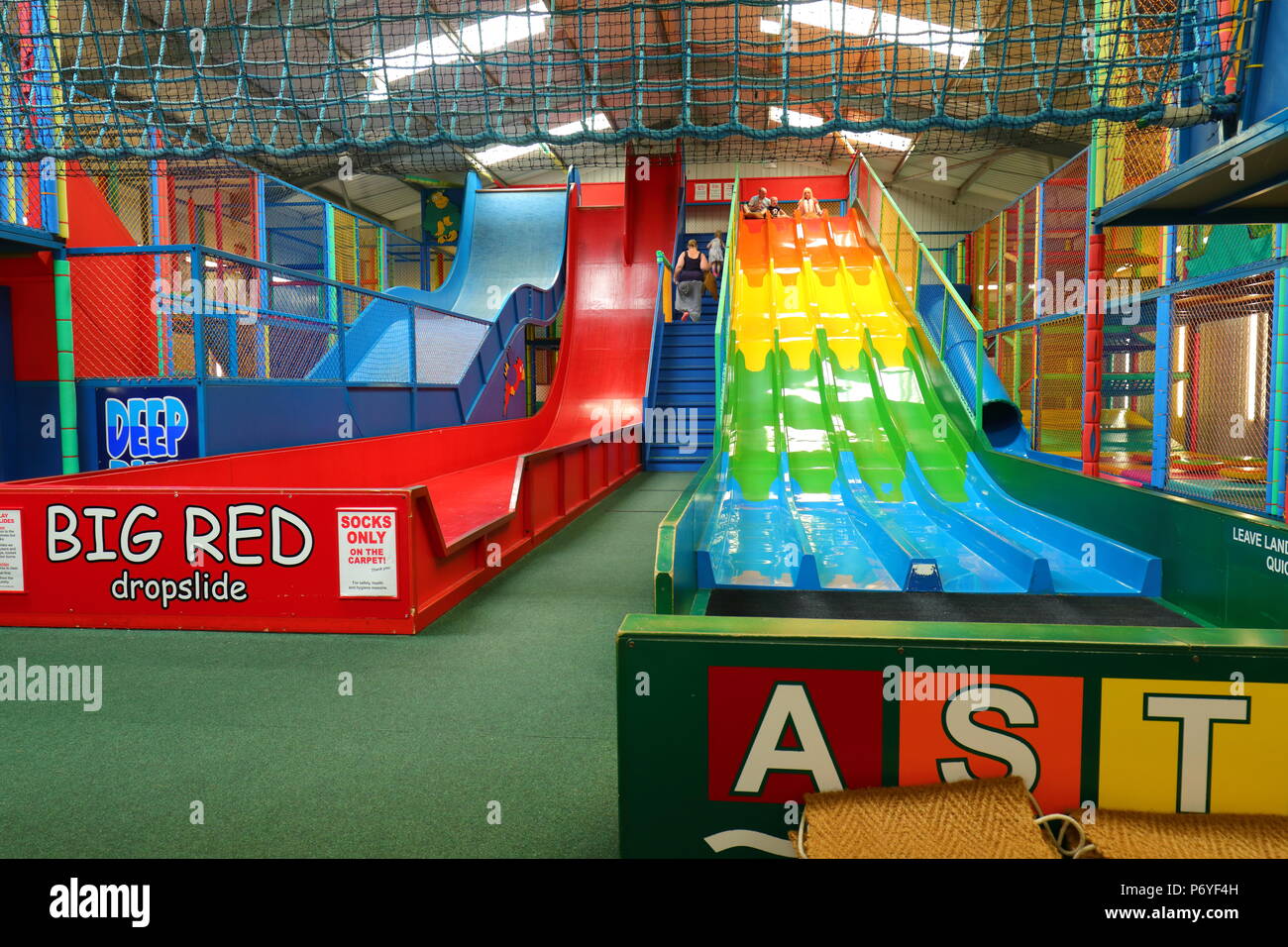 Rutschen & Astra Folie im Dschungel Scheune von Paradise Park in Cornwall basierend Stockfoto