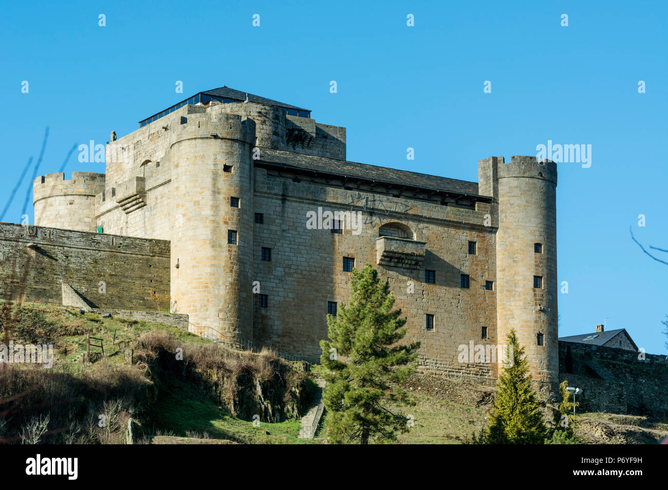 (Die Burg Castillo de los Condes de Benavente) von Puebla de Sanabria. Castilla y Leon, Spanien Stockfoto