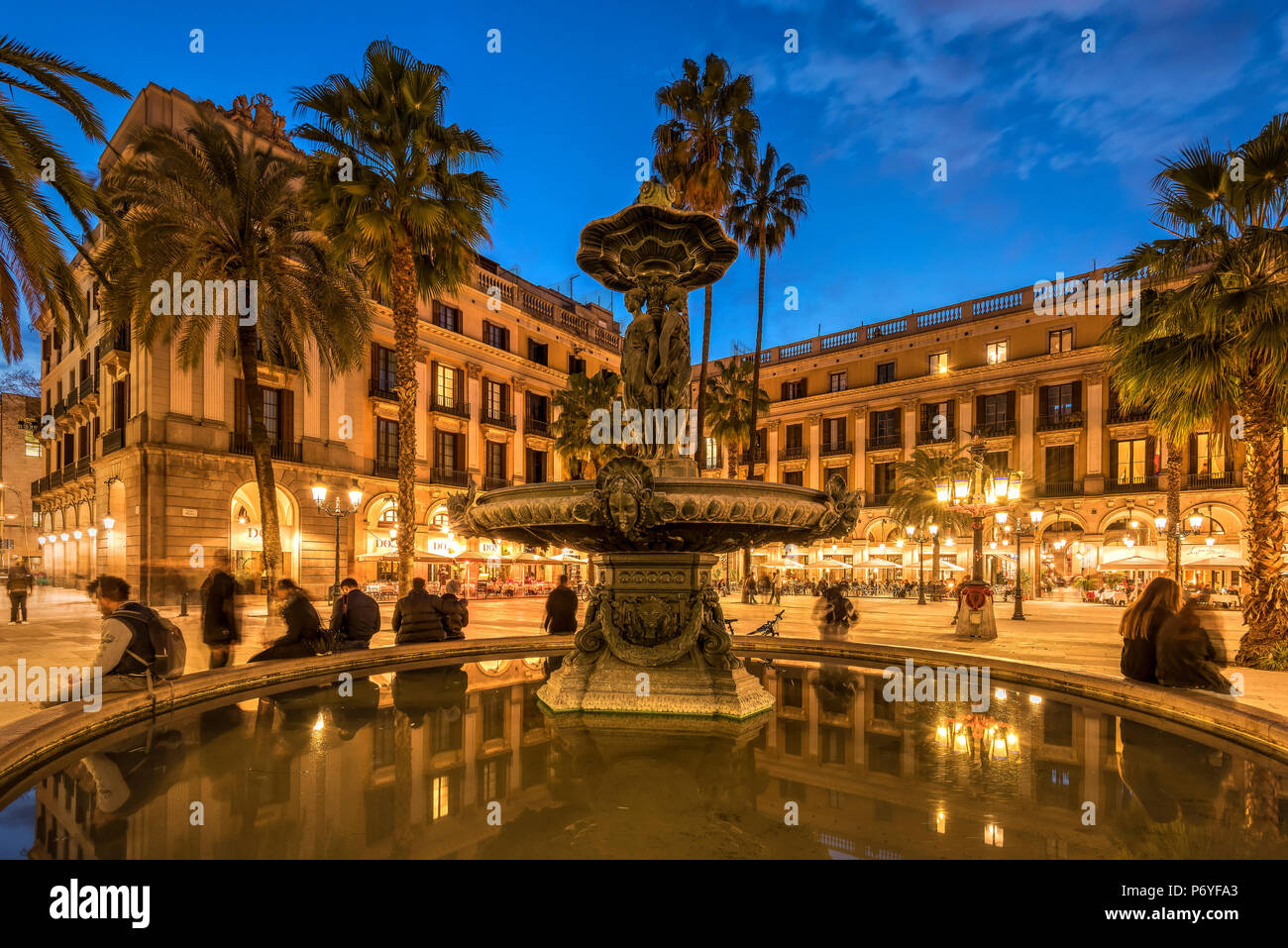 Nachtansicht des Placa Reial (Plaza Real) im Gotischen Viertel von Barcelona, Katalonien, Spanien Stockfoto