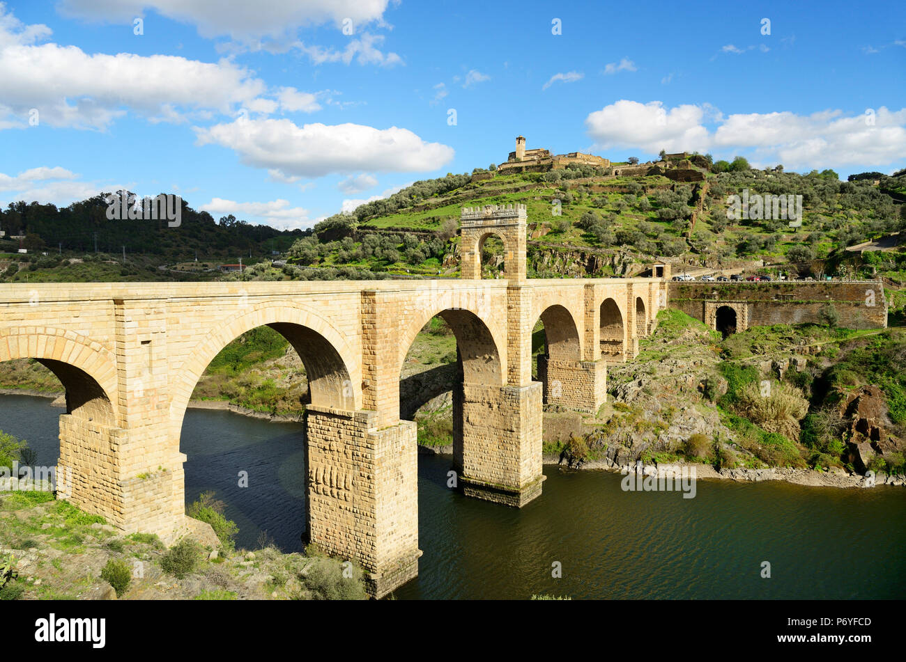 Die römische Brücke von Alcantara (die Trajan Brücke) ist ein Steinbogen Brücke über den Tejo bei Alcantara in 106 AD gebaut von einem Auftrag des römischen Kaiser Trajan. Es ist heute voll funktionsfähig. Extremadura, Spanien Stockfoto