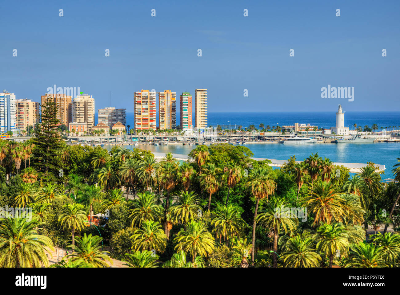 Blick auf den Hafen mit Leuchtturm, Malaga, Costa del Sol, Andalusien, Spanien Stockfoto