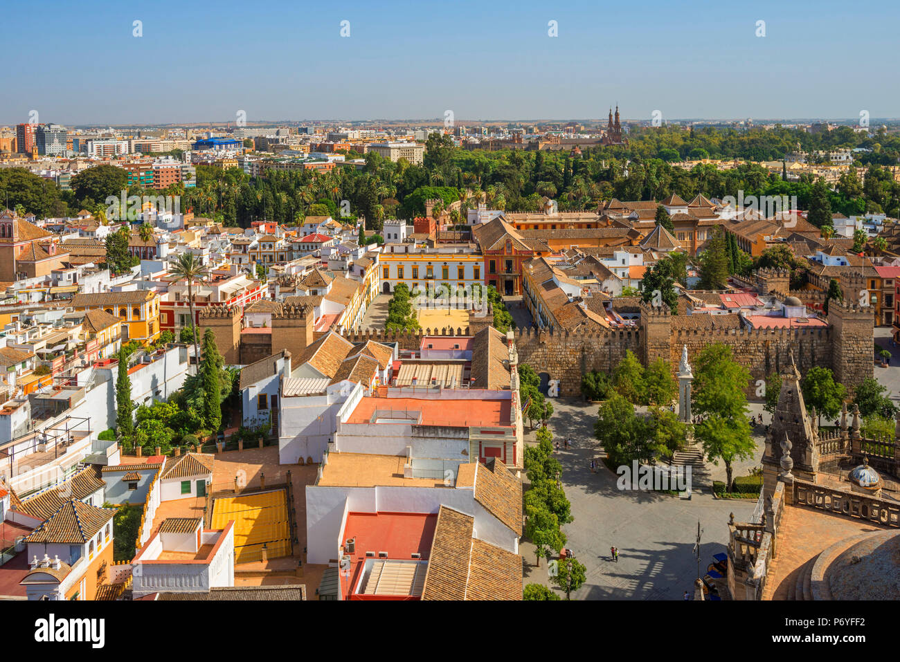 Blick von der Giralda Turm der Kathedrale auf der Real Alcazar und Sevilla, UNESCO-Weltkulturerbe, Andalusien, Spanien Stockfoto