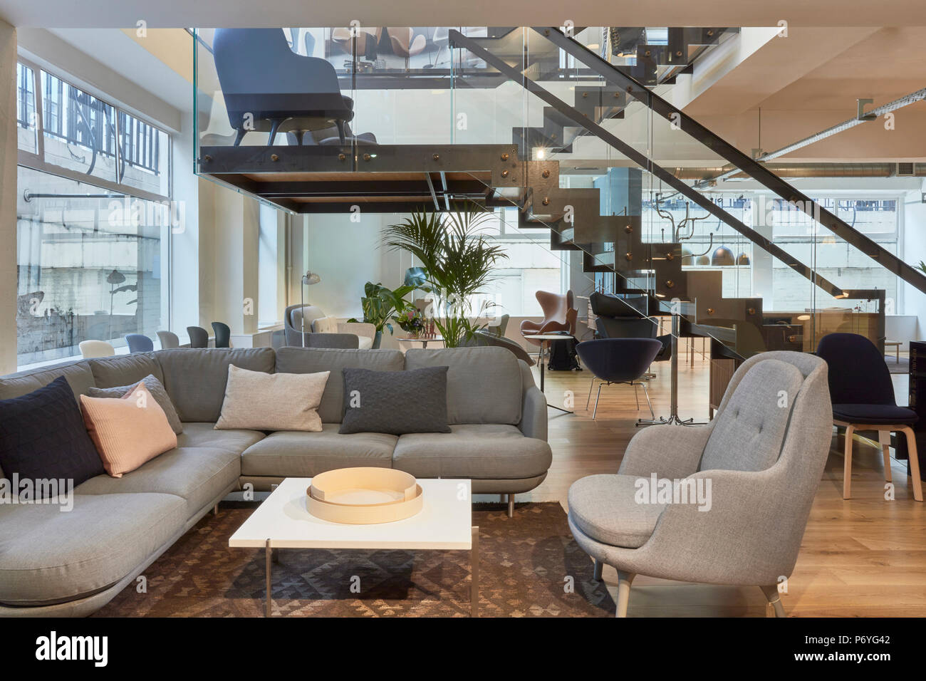 Showroom mit Treppe. Fritz Hansen, London, Vereinigtes Königreich. Architekt: N/A, 2018. Stockfoto
