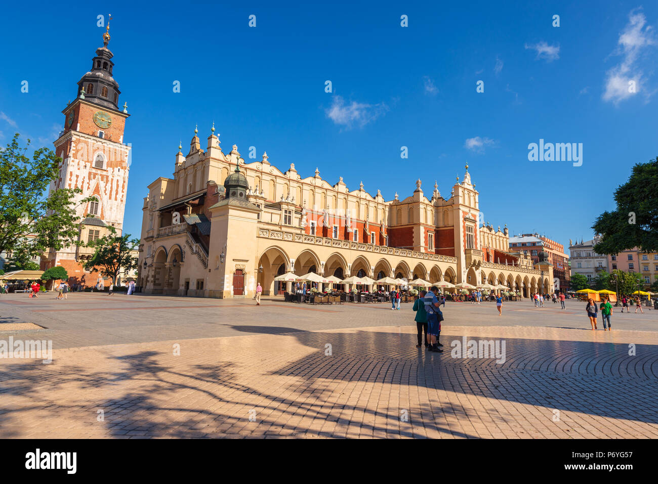 Krakau, Polen - 7. August 2016. Alte Sukiennice auf dem Krakauer Marktplatz entfernt. Polen. Europa. Stockfoto