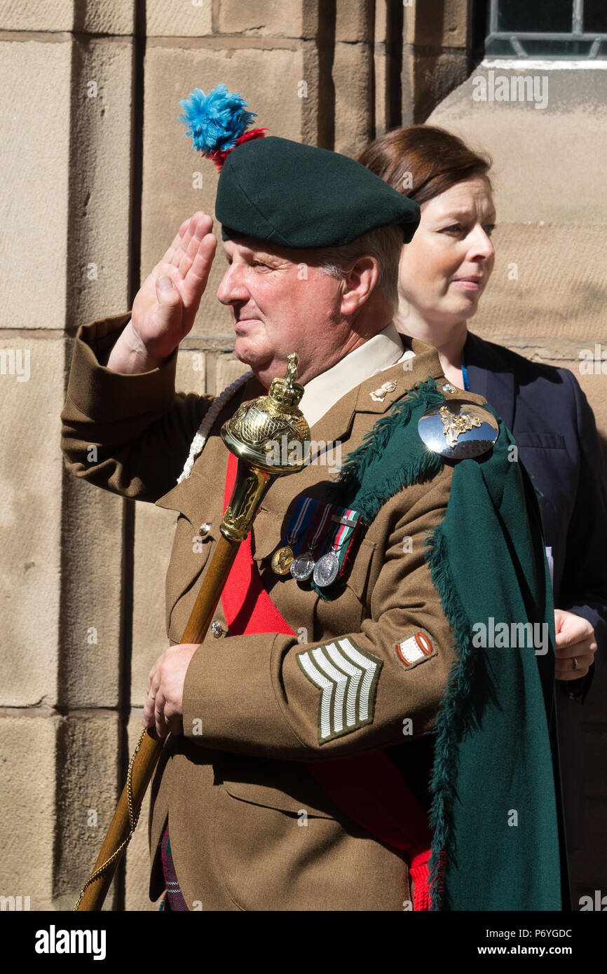 103 Regiment Royal Artillery Rohre und Trommeln und Mitglieder der britischen Streitkräfte und Veteranen nehmen an den Streitkräften Day Parade in Liverpoo Stockfoto