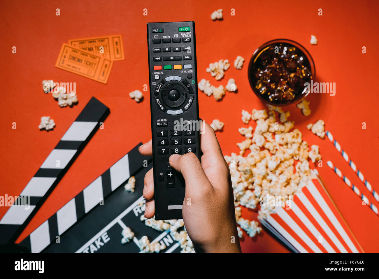 Konzept der Filme mit Popcorn Top View dunklen Hintergrund Stockfoto