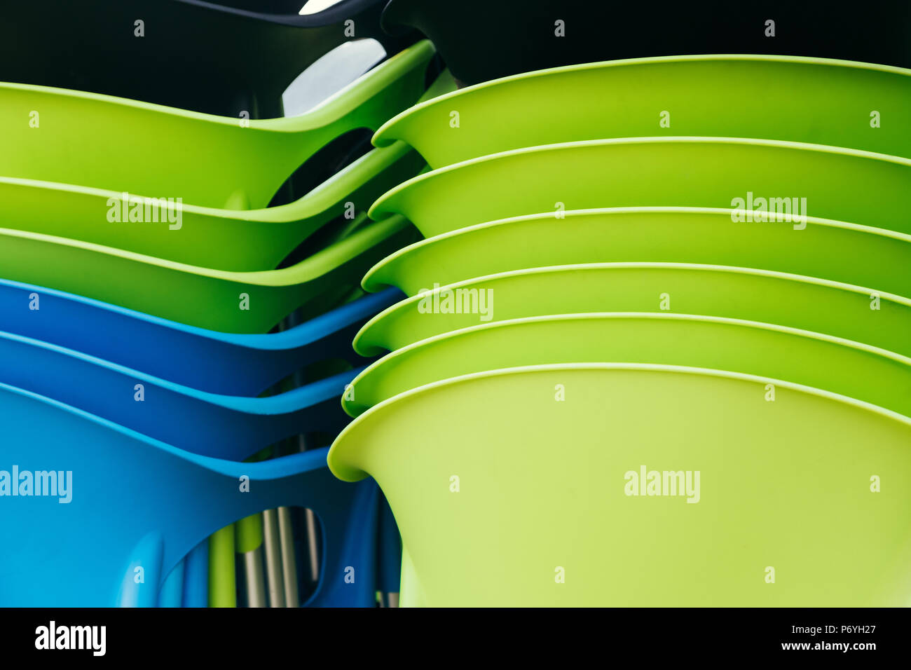 Blau und grün Kunststoff Stühle stapeln Stockfoto