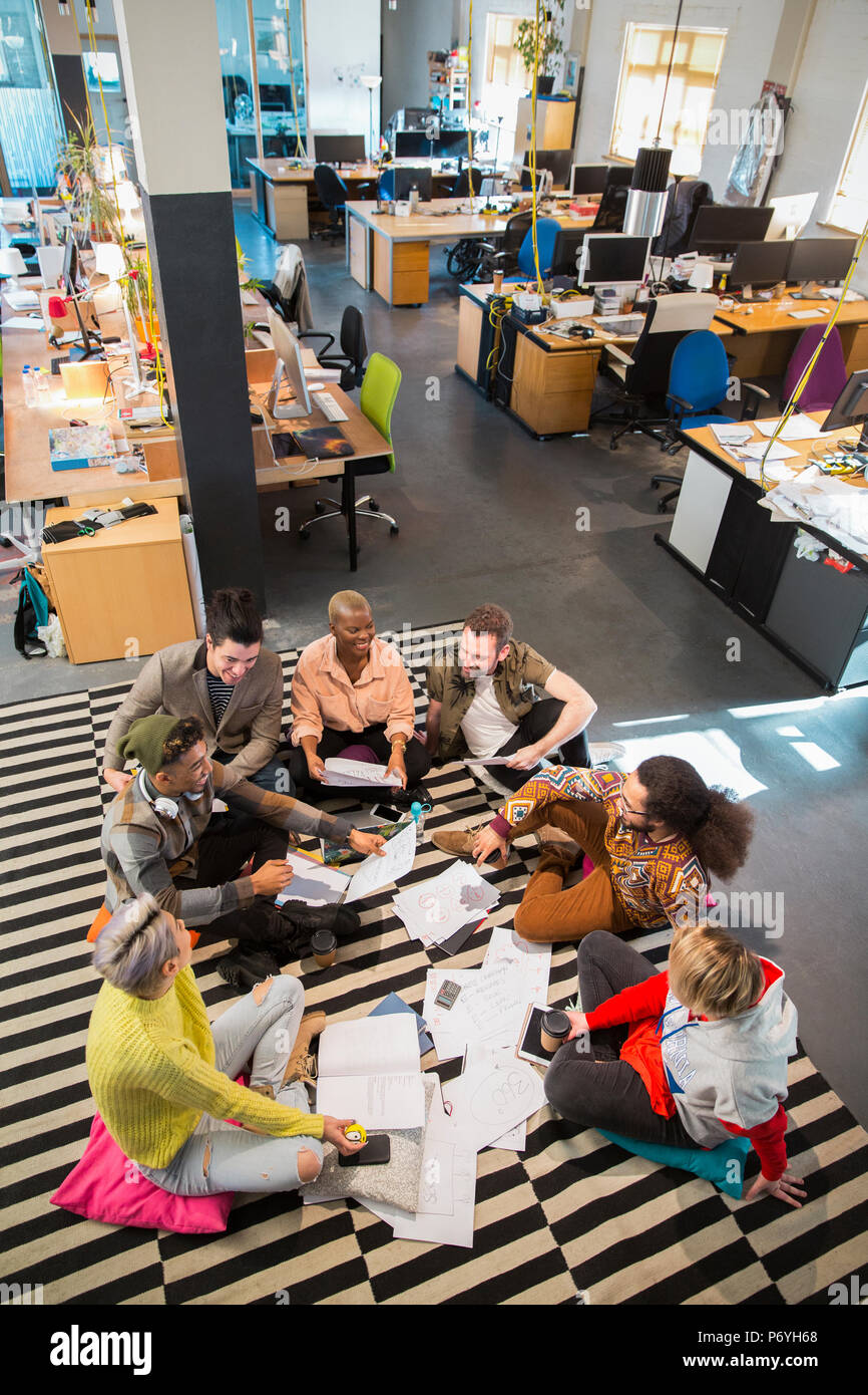 Creative Business Team Meeting, Brainstorming im Kreis auf Bürobereich Stockfoto